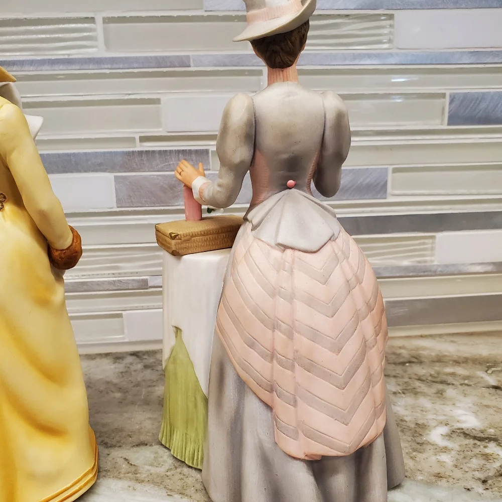 1981 & 1984 Avon Porcelain Women Figurines Avon - Picture 7 of 14